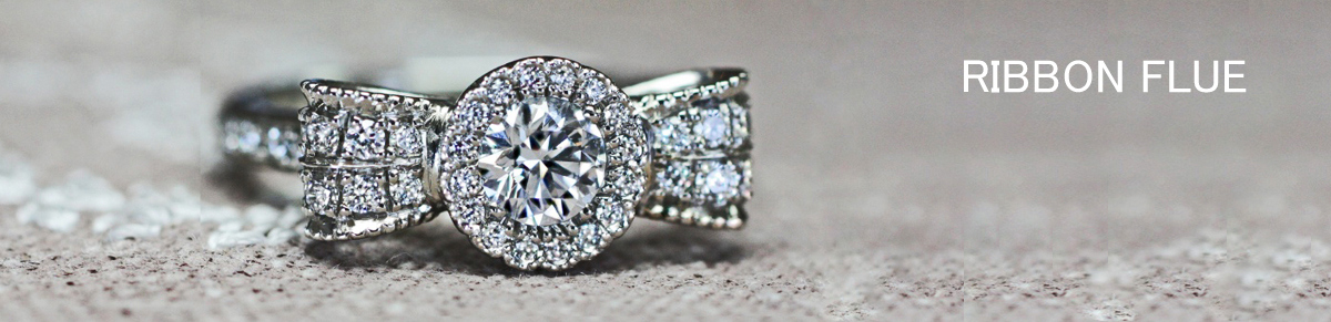 リボンと花をデザインしたの華やかなダイヤのオーダー婚約指輪
