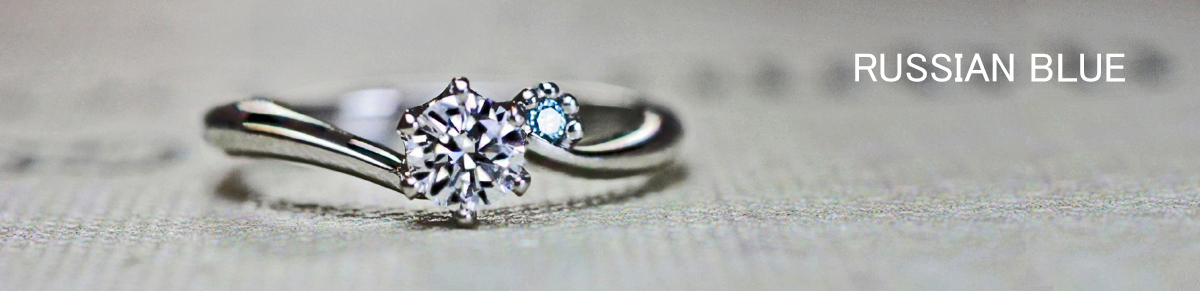 ネコの足跡がブルーダイヤでデザインされたオーダーメイドの婚約指輪