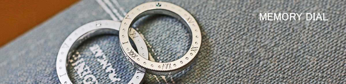 結婚指輪にローマ字で二人の記念日をデザインしたオーダーメイド作品