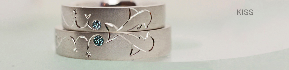 2本の結婚指輪をかさねてイルカがキスするデザインのオーダーリング