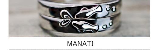 愛し合うマナティのカップルが泳ぐオーダーメイドの結婚指輪の画像