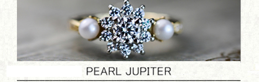 輝くダイヤモンドの星の周りを２つの真珠が寄り添うオーダー婚約指輪の画像
