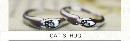 ネコがハグするデザインにオーダーメイドしたプラチナ結婚指輪の画像