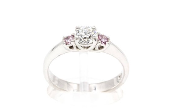 センターダイヤの両サイドにピンクダイヤをセットしたプラチナ婚約指輪