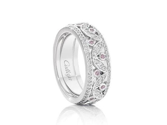 　ピンクダイヤが模様の中で輝くプラチナ結婚指輪