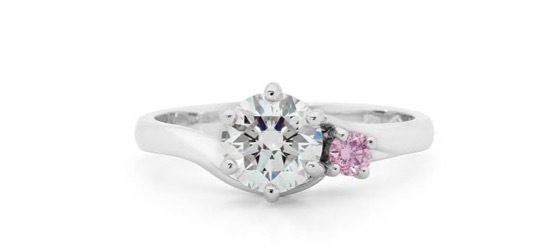 センターダイヤの片サイドに大きめのピンクダイヤ を添えたプラチナ婚約指輪