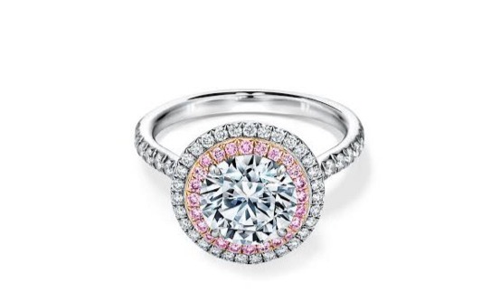 センターダイヤな周りにピンクダイヤを取り巻いた プラチナの婚約指輪