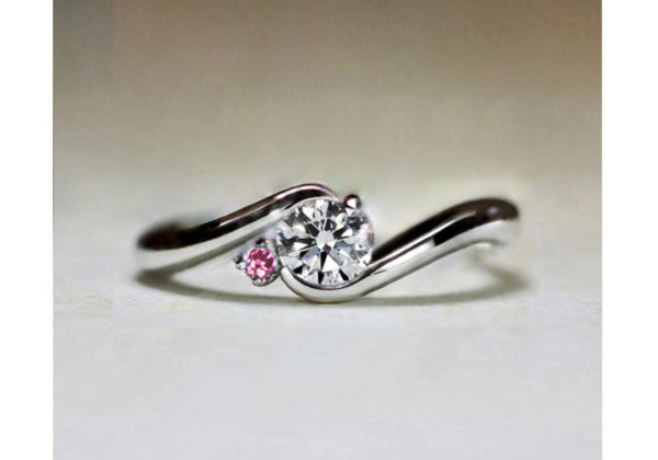 ピンクダイヤモンドを添えた婚約指輪