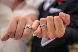 二人で一緒に協力して結婚指輪を作り上げる