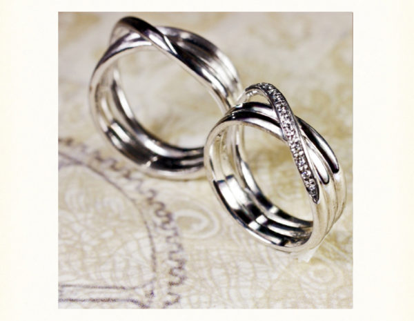 デザイナーの二人が考えたリボンの結婚指輪をオーダー 