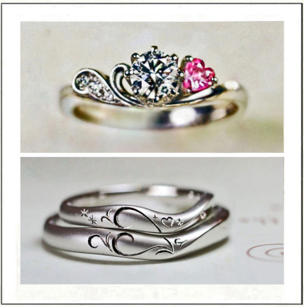 ピンクのハートがデザインされた婚約指輪と結婚指輪のセットリング