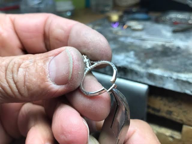 指輪のサイズを大きくする場合には、ある 場所を切って金属を加える作業が必要にな ります。