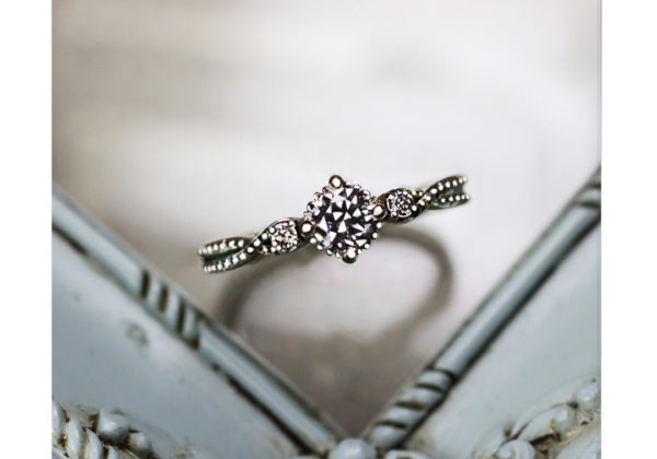 不思議の国のアリスをモチーフにしたプラチナの婚約指輪コレクション