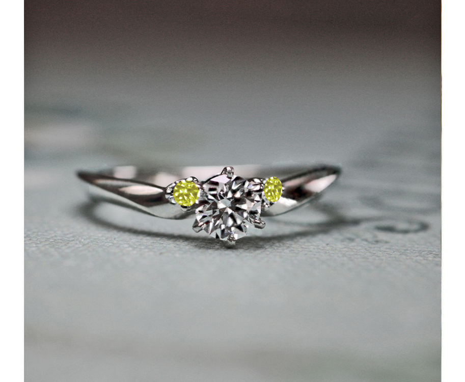 婚約指輪の両サイドのダイヤモンドを 　イエローダイヤモンドにする