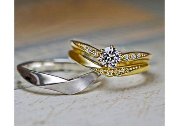 指にとまったカナリアがモチーフのゴールドの婚約指輪オーダーメイド作品