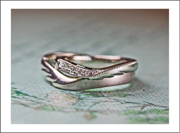天使の羽モチーフの結婚指輪にダイオやモンドを留めたオーダーリング