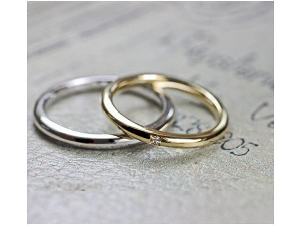 シンプルなゴールドとプラチナの結婚指輪ペア