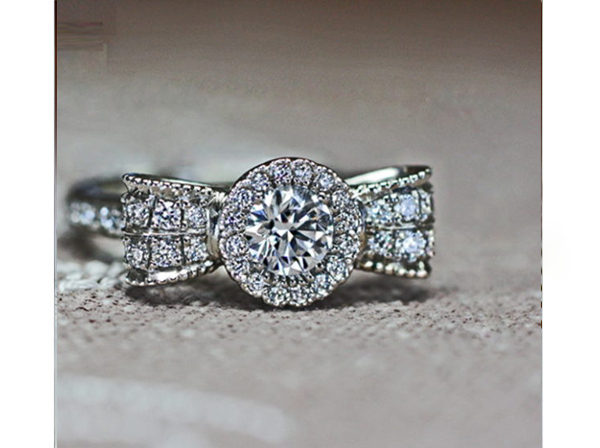 リボンを花をモチーフにデザインされたオーダーメイドの婚約指輪