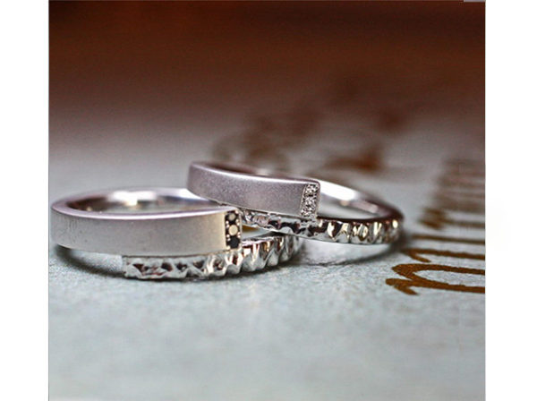 ヘビの様なデザインのテクスチャーが入った結婚指輪ペア