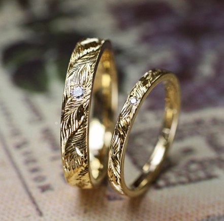 ミモザの葉の模様を手彫りで入れたゴールドの結婚指輪