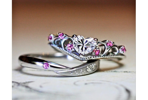 ハートダイヤにピンクが添えられたティアラの婚約指輪オーダー作品