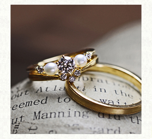 ダイヤモンドと真珠が寄り添う アンティークなゴールドの婚約指輪と結婚指輪の3本セットリング　千葉・柏 ヨーアンドマーレ