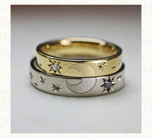 2本重ねて月をつくるゴールドの結婚指輪