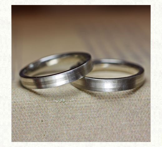 白とグレーのモノトーンデザインの結婚指輪 1　千葉・柏 ヨー＆マーレ