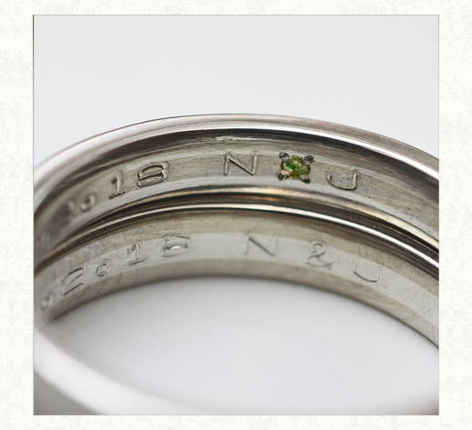 白とグレーのモノトーンデザインの結婚指輪　リングの内側デザイン　千葉・柏 ヨー＆マーレ