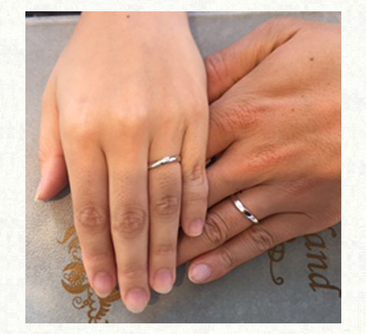結婚指輪の内側でつくった太陽リングをつけたお客様の手　千葉・柏 ヨー＆マーレ