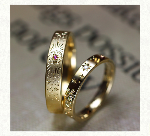 サクラの模様と花火の柄をいれた ゴールドの結婚指輪２　千葉・柏 ヨー＆マーレ