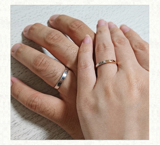 ピンクゴールドとプラチナの ハーフ＆ハーフの結婚指輪をお客様の手のお写真｜千葉・柏 ヨー＆マーレの新作日記