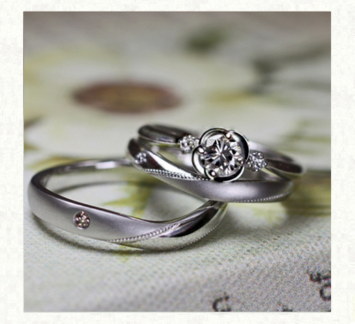 4枚花びらのエンゲージリングと結婚指輪のセットリング