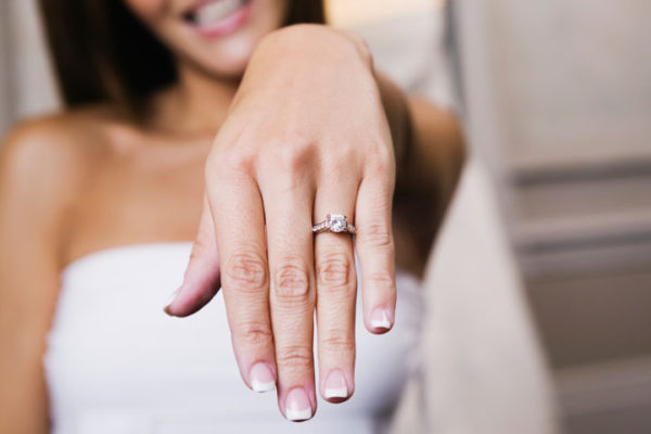婚約指輪をオーダーメイドするために、彼女のライフスタイルを考える