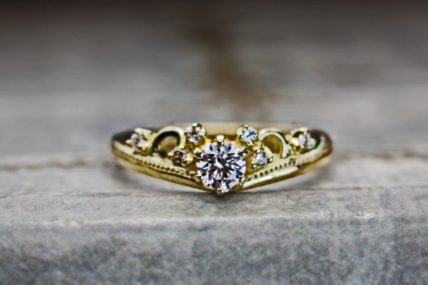 ティアラデザインのゴールド婚約指輪