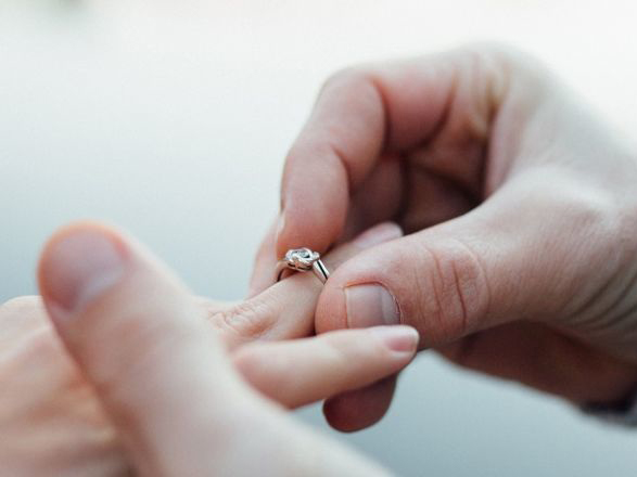 大切な女性のためにオーダーメイドの婚約指輪でプロポーズを！
