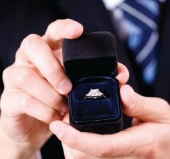 男性の8割は出来れば婚約指輪を贈りたい!と考えている