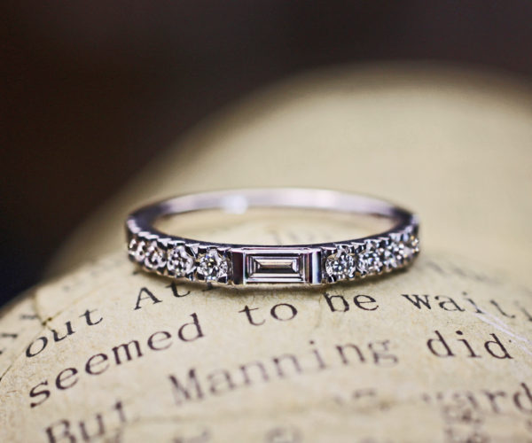 長方形と丸いダイヤをオシャレにセットした結婚指輪オーダー作品