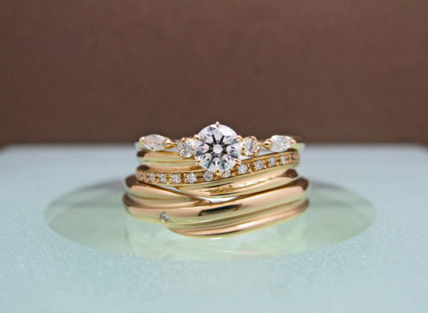 Ｓ様が千葉・ 柏でオーダーメイドしたゴールドの婚約指輪と結婚指輪の３本セットリング・オーロラ  