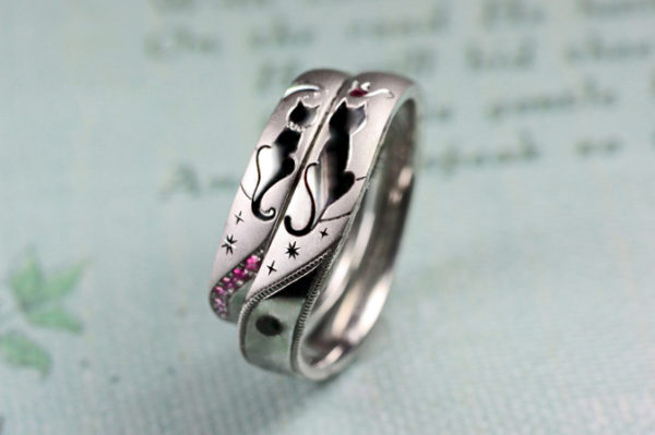 ネコのカップルがシッポでハートをつくった結婚指輪