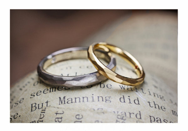 ゴールドとグレーのテクスチャー系結婚指輪