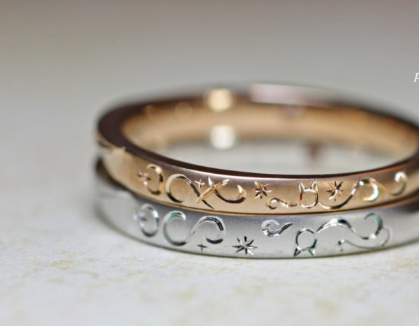 ピンク＆ホワイトゴールドの結婚指輪にイニシャル＆ネコを入れたオーダーデザイン