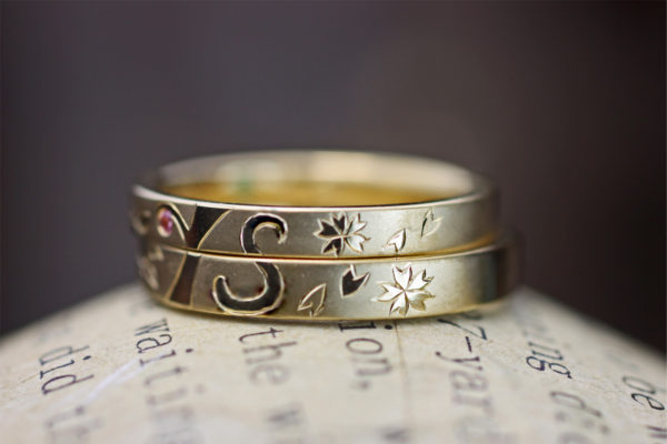 ゴールドの結婚指輪で作った太陽とイニシャルマークのオーダーリング　２