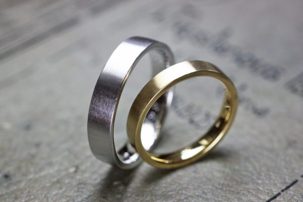 シンプルなゴールドとプラチナの結婚指輪