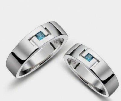 二人で考えたオリジナルマークの結婚指輪をオーダーするデザイン画