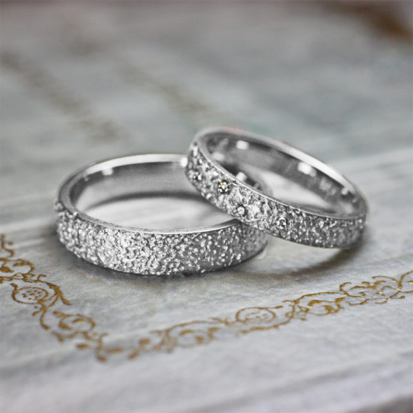 キラキラ光るレモンシュガーの ゴールドの結婚指輪をプラチナにした時のデザイン画像