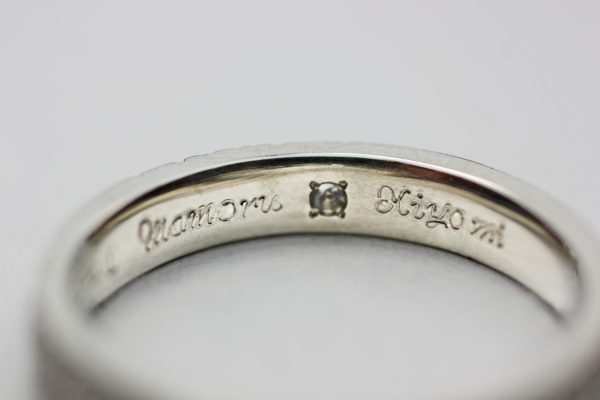 キラキラのシュガーテクスチャーの結婚指輪の内側デザイン