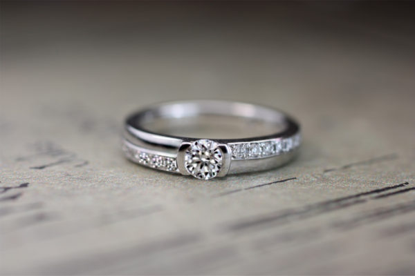ダイヤのラインを平行に留めた婚約指輪兼用のオーダーメイド結婚指輪