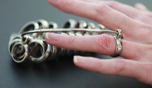 結婚指輪をオーダーメイドでつくる為に、リングゲージで薬指のサイズをしっかりと測る