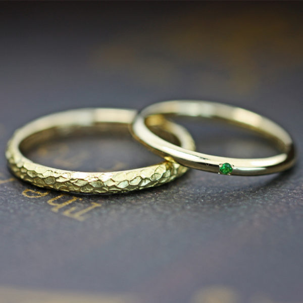シンプルゴールドとテクスチャーゴールドのペア結婚指輪オーダー